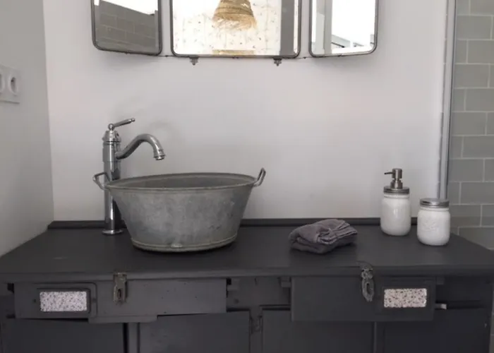 Prázdninový dům Le Nid Du Heron, Maison Avec Piscine Chauffee Privative Au Coeur De Nantes