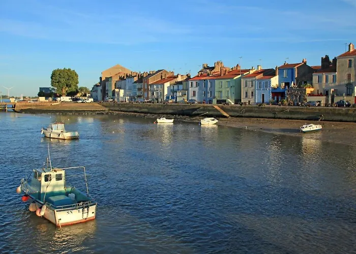 Prázdninový dům Le Nid Du Heron, Maison Avec Piscine Chauffee Privative Au Coeur De Nantes